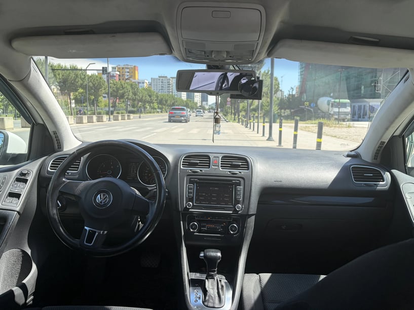 Noleggia un'auto a Tirana
