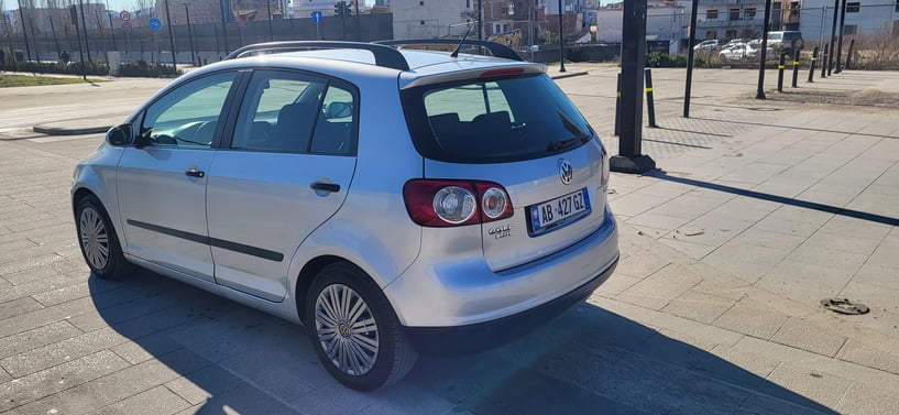 Noleggia un'auto a Tirana