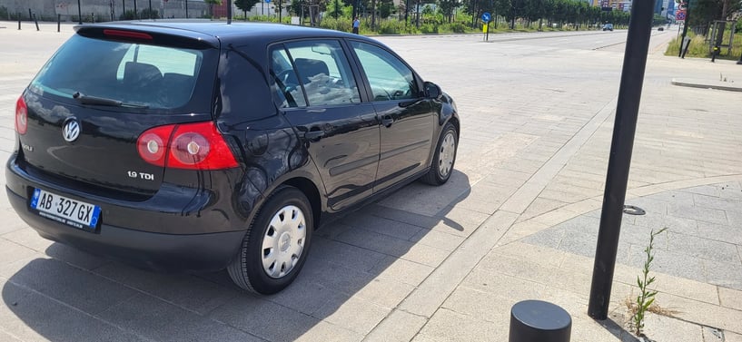 Noleggia un'auto a Tirana