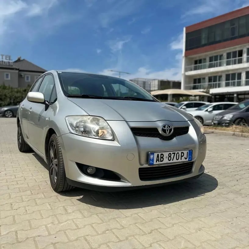 Alquila un coche en Tirana