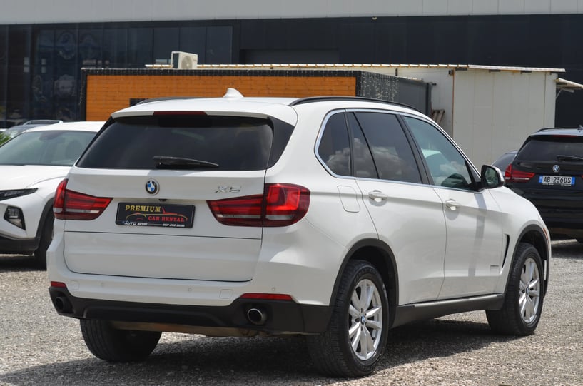 Merrni me qira një makinë në Tirana