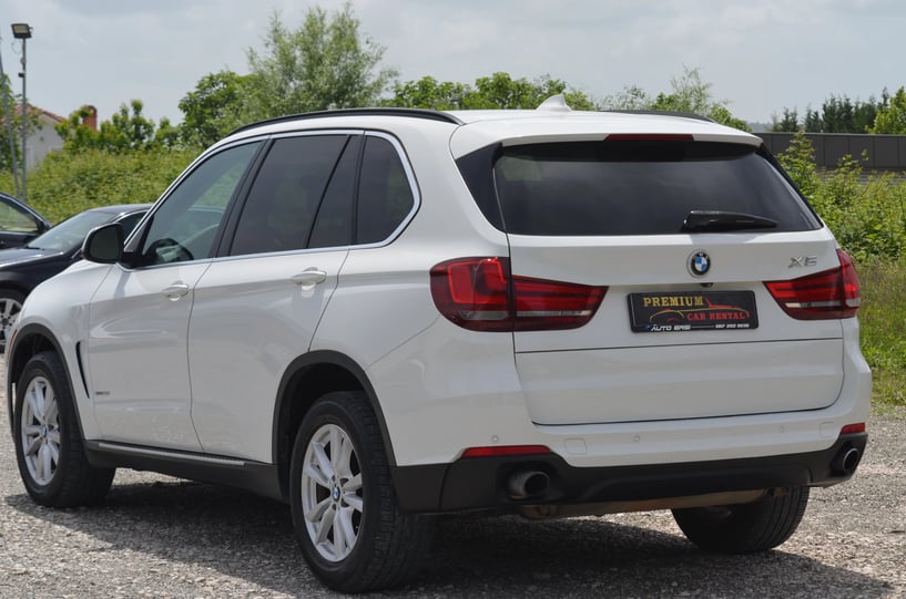 Merrni me qira një makinë në Tirana