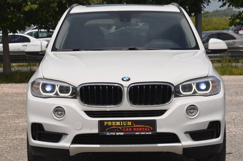 Merrni me qira një makinë në Tirana