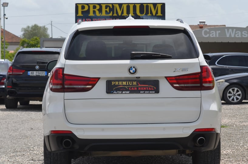 Merrni me qira një makinë në Tirana