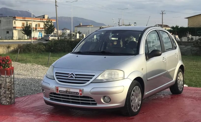 Noleggia un'auto a Tirana