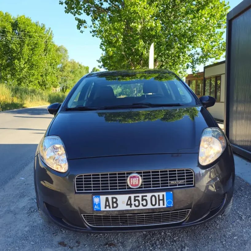 Merrni me qira një makinë në Tirana