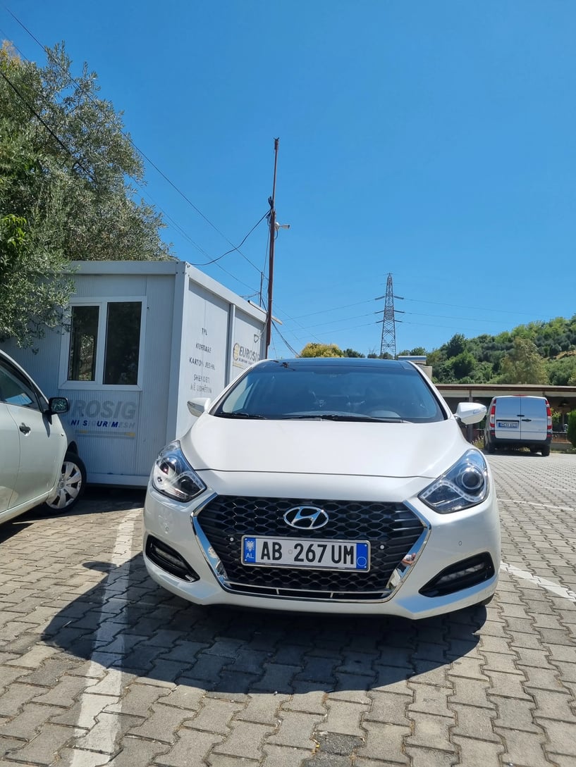 Merrni me qira një makinë në Tirana