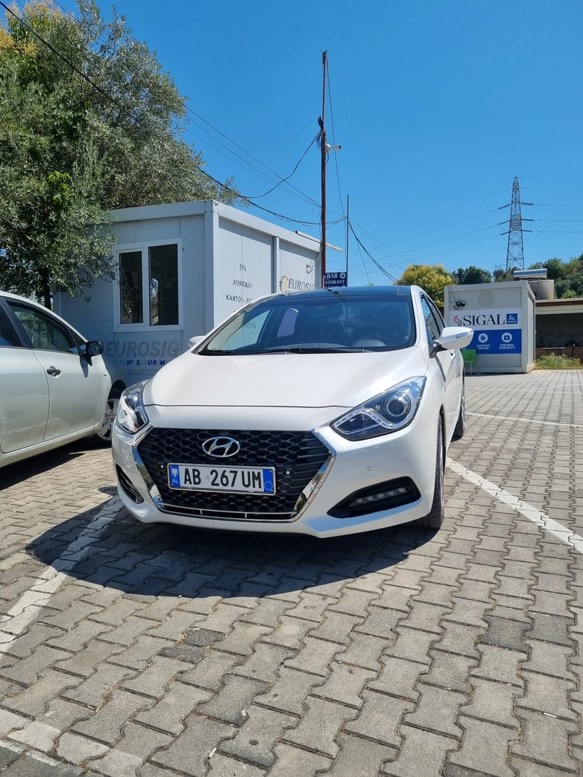 Merrni me qira një makinë në Tirana