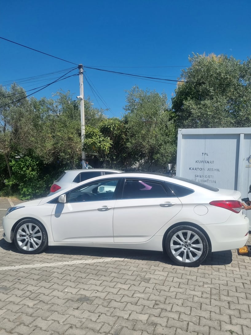 Merrni me qira një makinë në Tirana