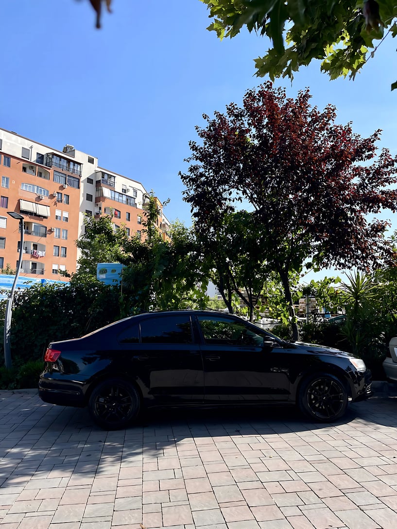 Noleggia un'auto a Tirana