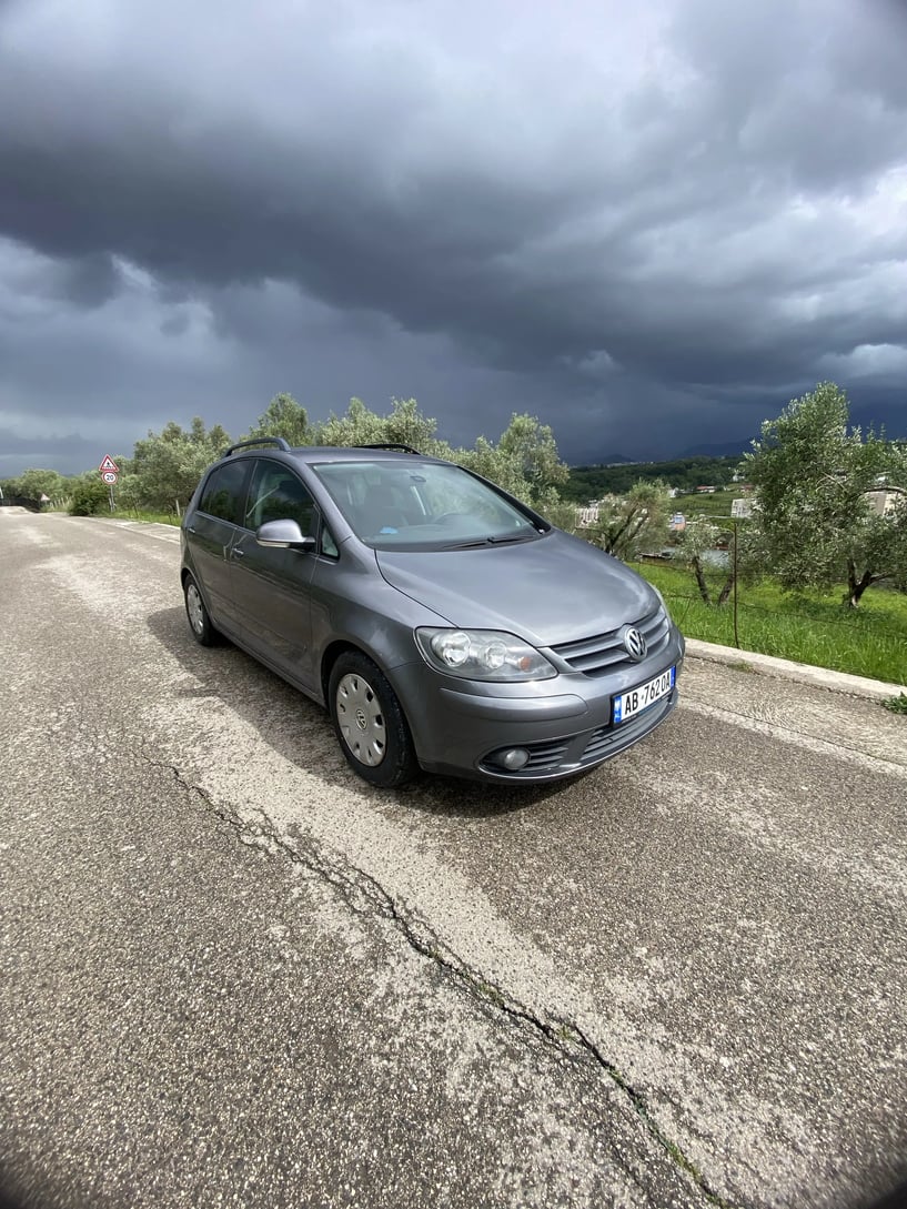 Alquila un coche en Tirana
