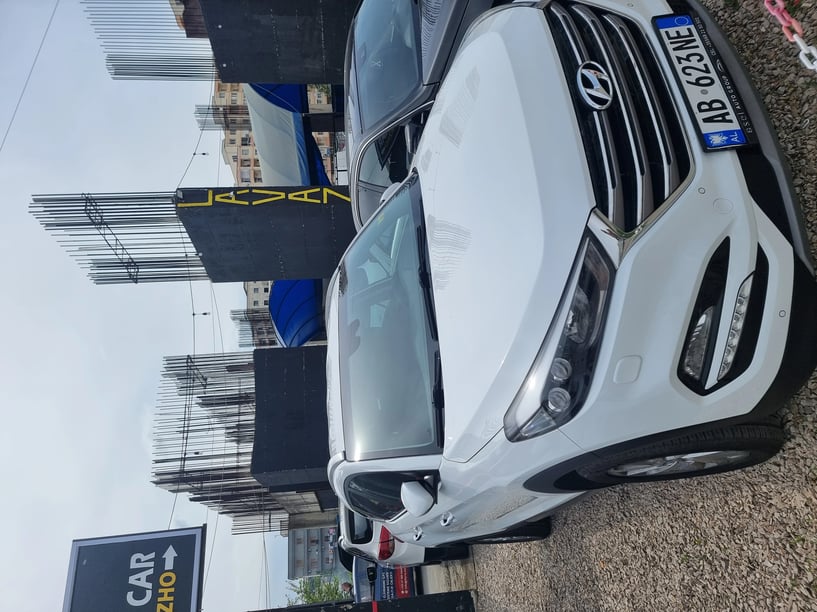 Merrni me qira një makinë në Tirana