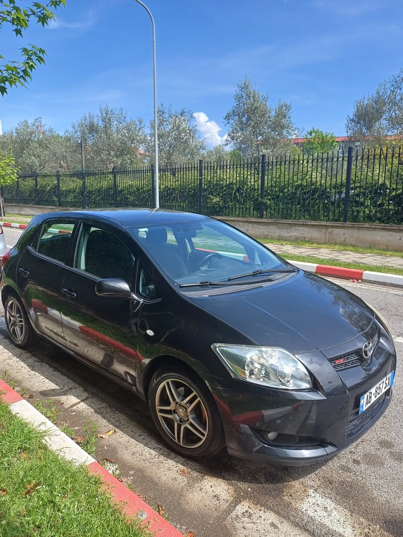 Merrni me qira një makinë në Tirana