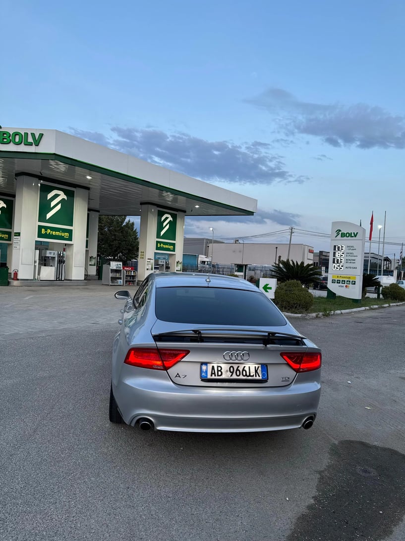 Alquila un coche en Tirana