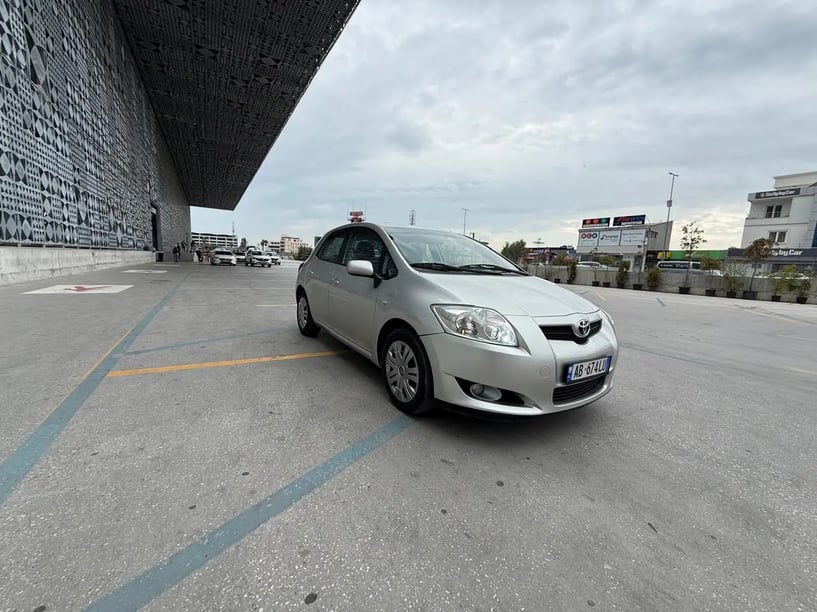 Alquila un coche en Tirana