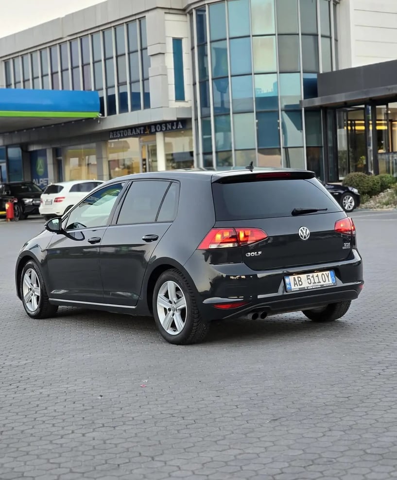 Noleggia un'auto a Tirana