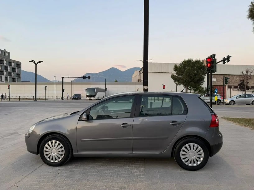 Alquila un coche en Tirana