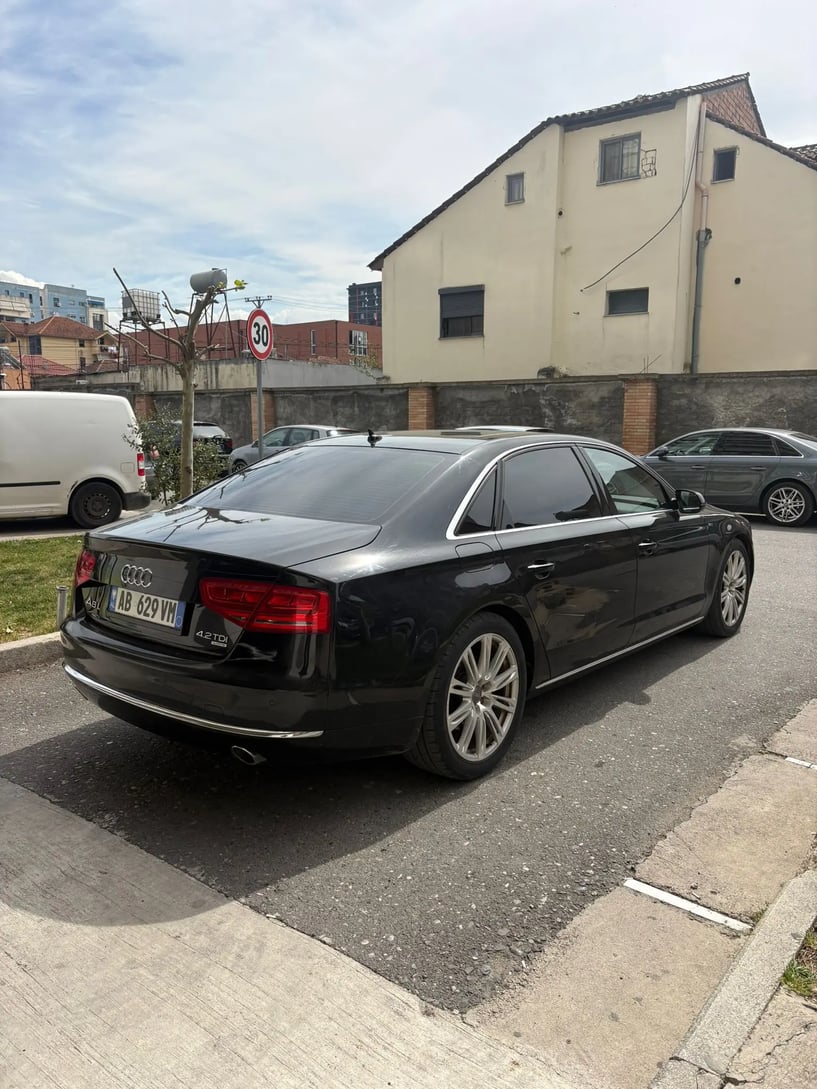 Alquila un coche en Tirana