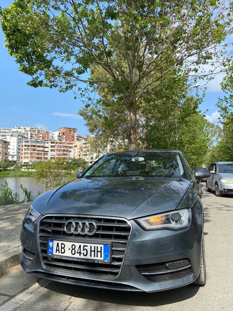 Noleggia un'auto a Tirana