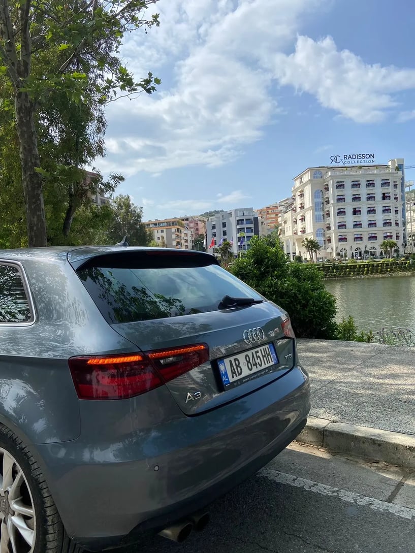 Noleggia un'auto a Tirana