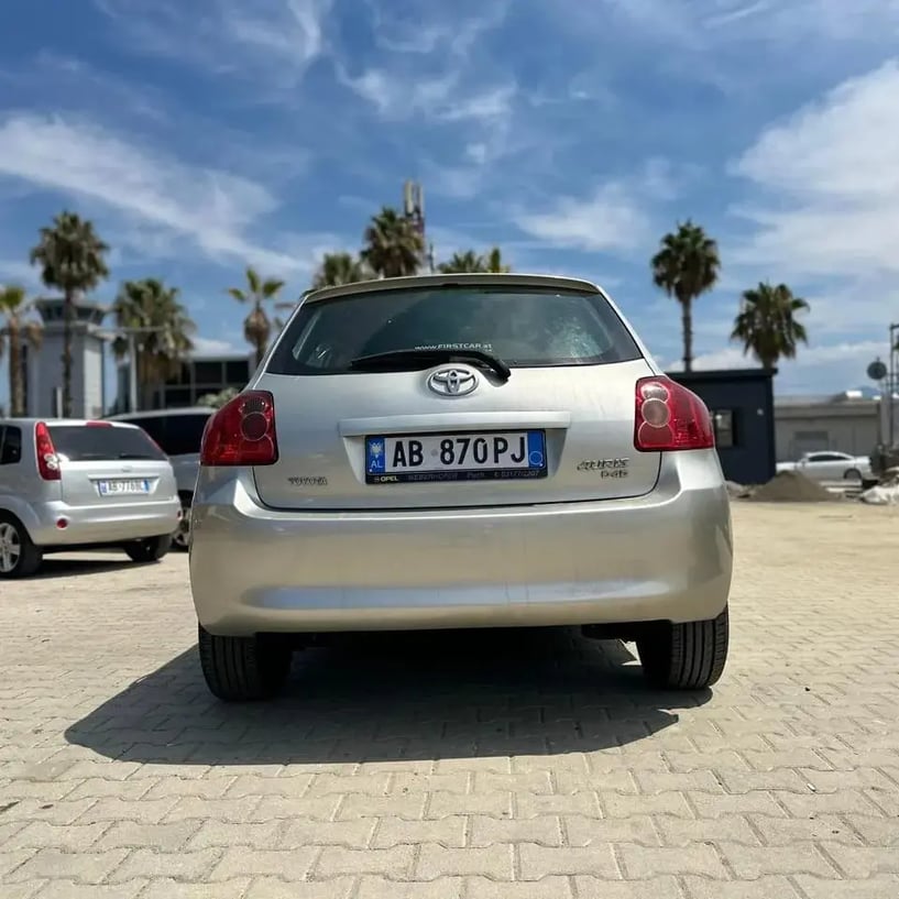 Alquila un coche en Tirana