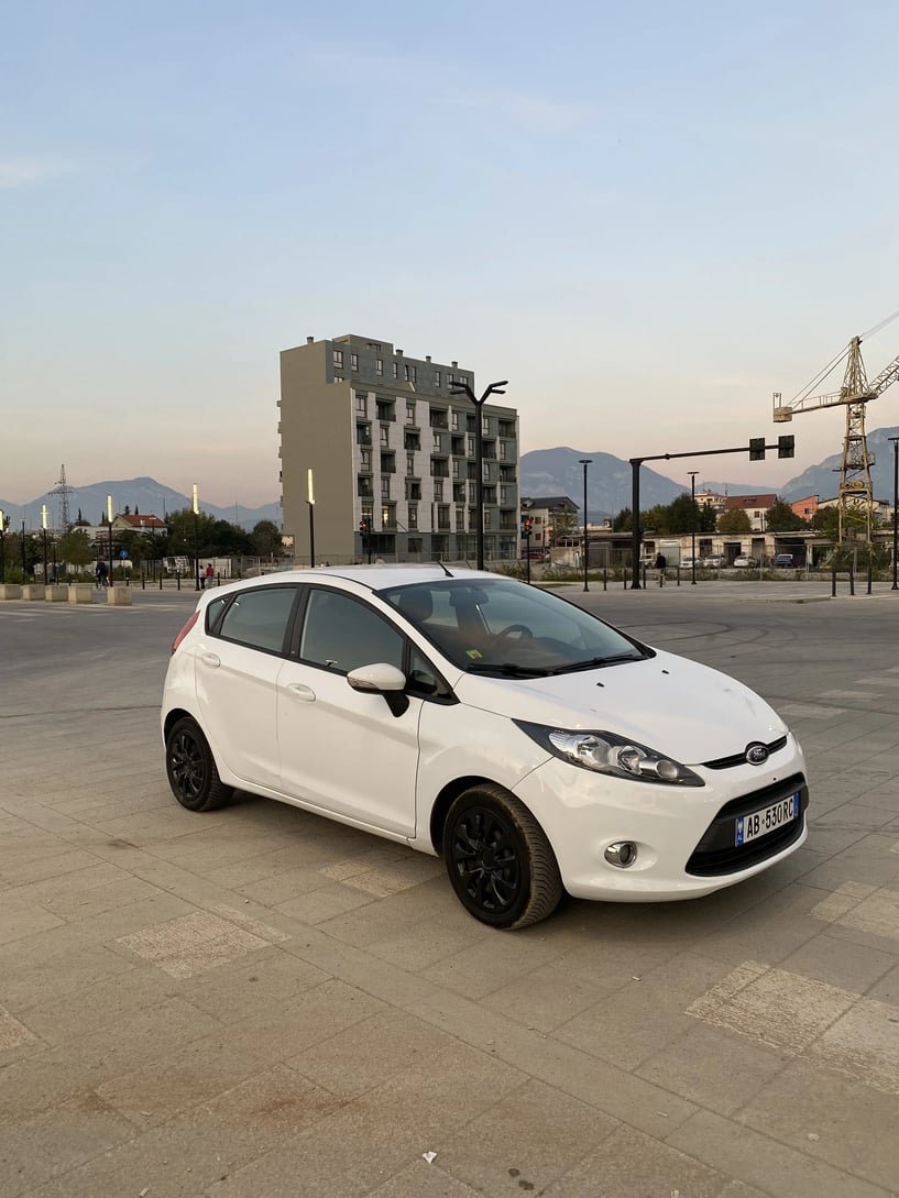 Noleggia un'auto a Tirana