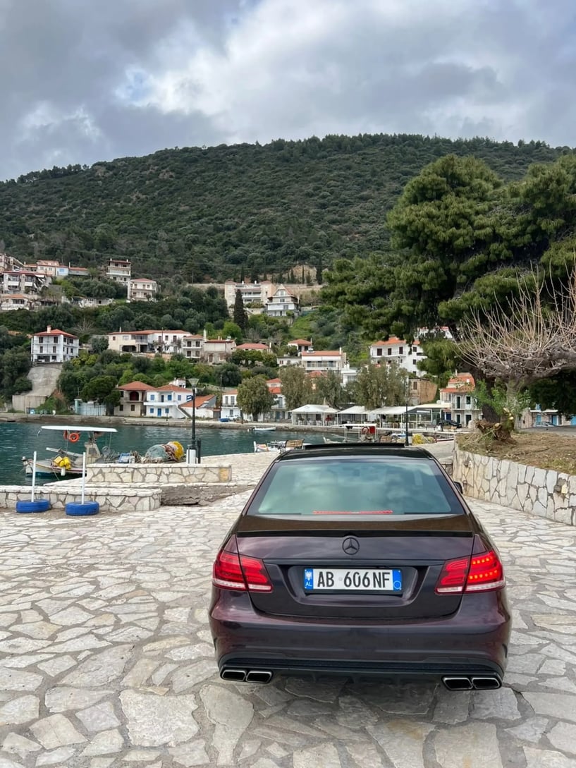 Noleggia un'auto a Vlorë