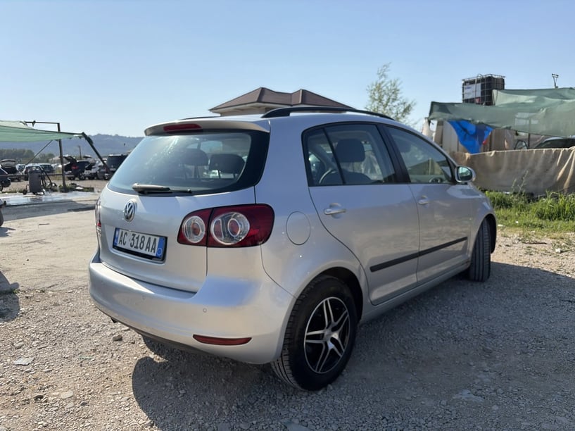 Alquila un coche en Tirana
