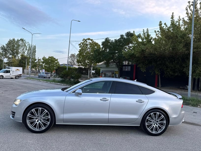 Alquila un coche en Tirana