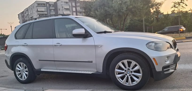 Merrni me qira një makinë në Tirana