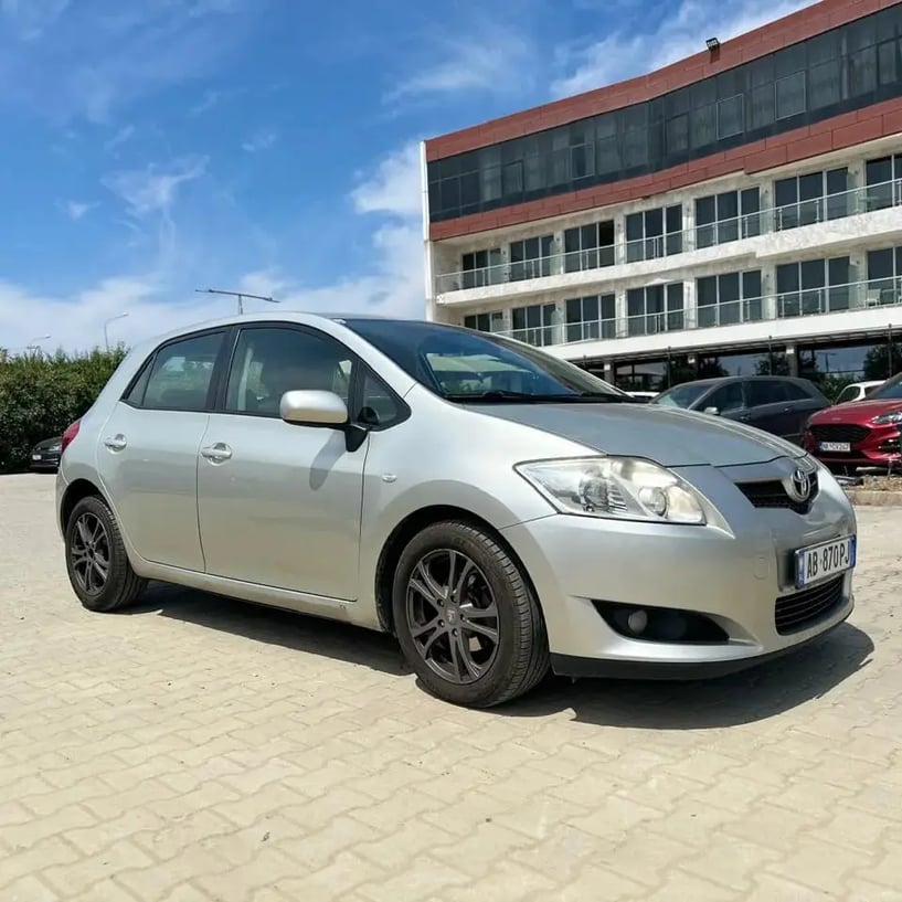 Alquila un coche en Tirana