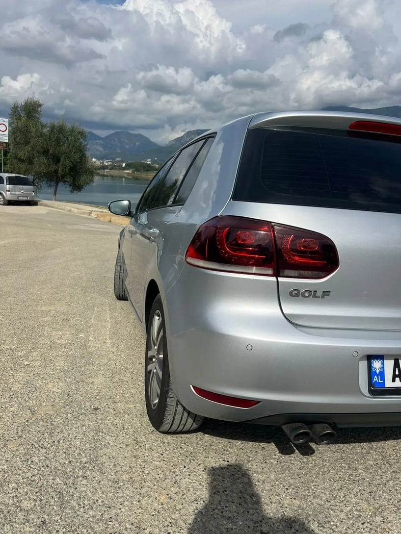 Noleggia un'auto a Tirana