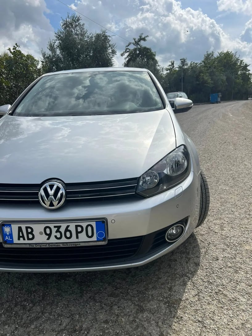 Noleggia un'auto a Tirana