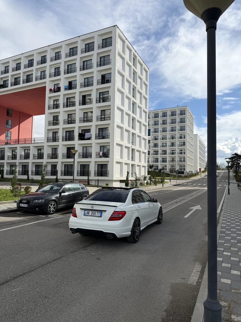 Alquila un coche en Tirana