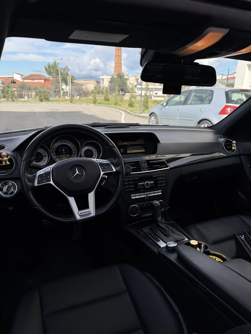 Alquila un coche en Tirana