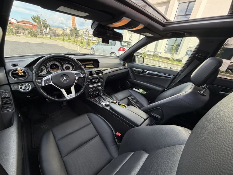 Alquila un coche en Tirana