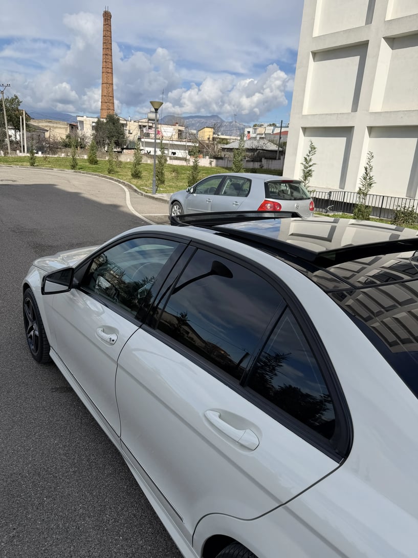 Alquila un coche en Tirana