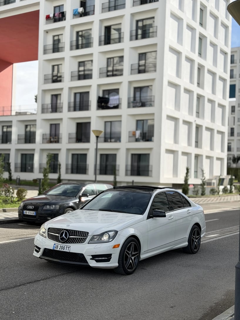 Alquila un coche en Tirana