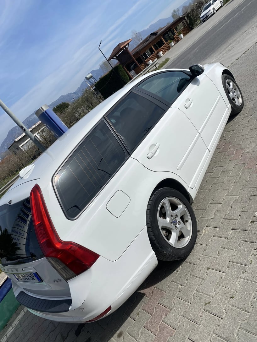 Noleggia un'auto a Tirana