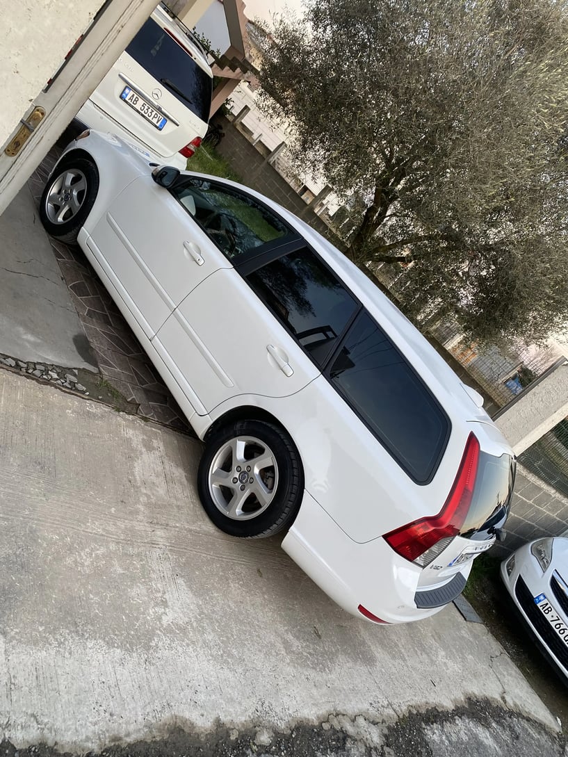 Noleggia un'auto a Tirana