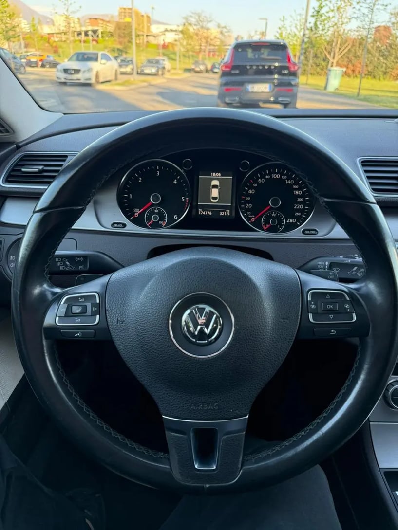 Alquila un coche en Tirana