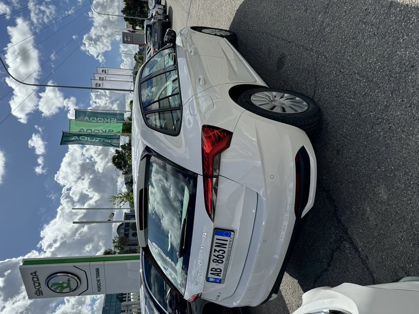 Noleggia un'auto a Tirana