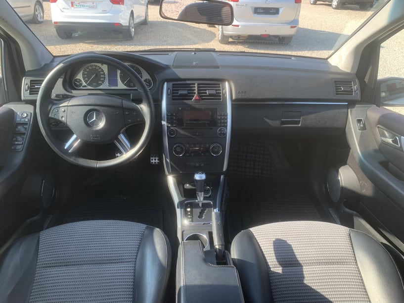 Alquila un coche en Tirana