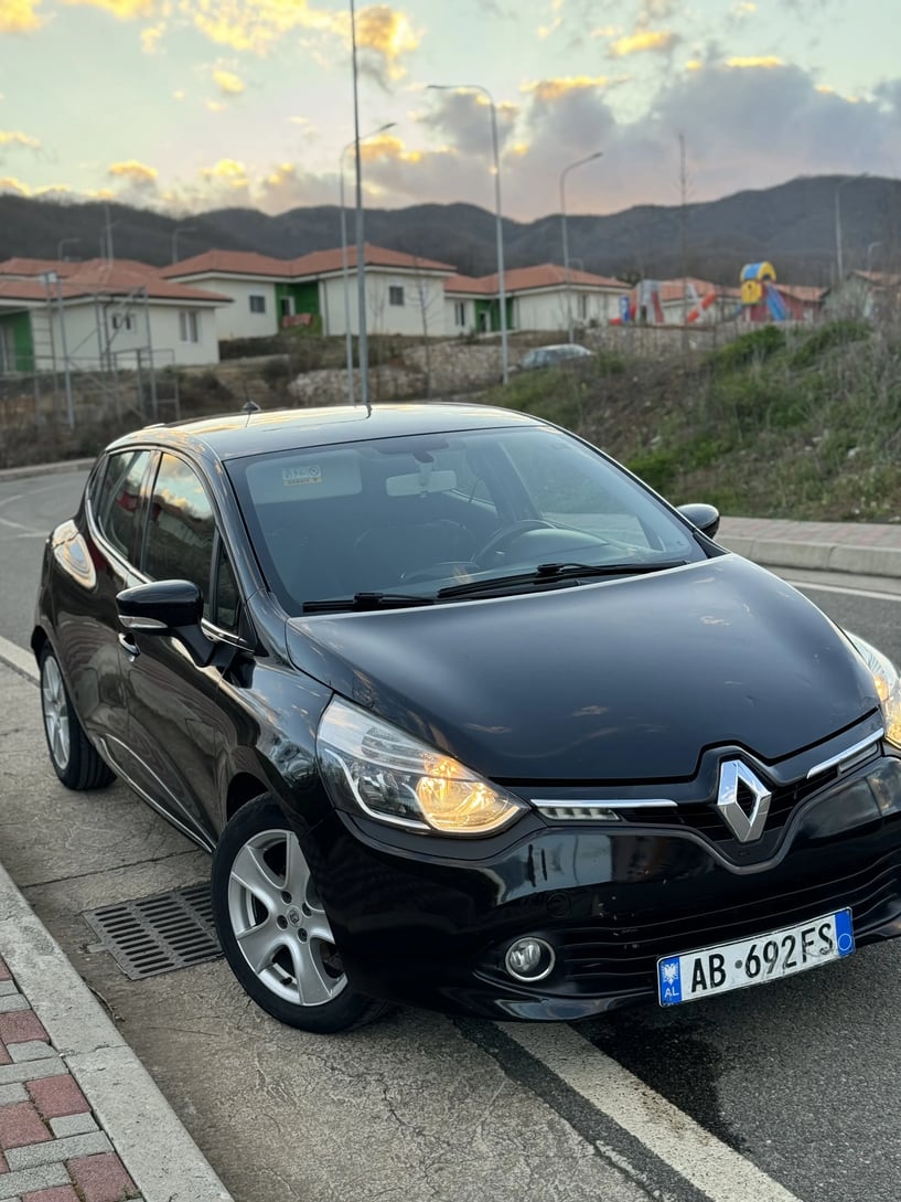 Noleggia un'auto a Sarandë