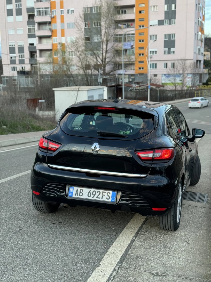 Noleggia un'auto a Sarandë