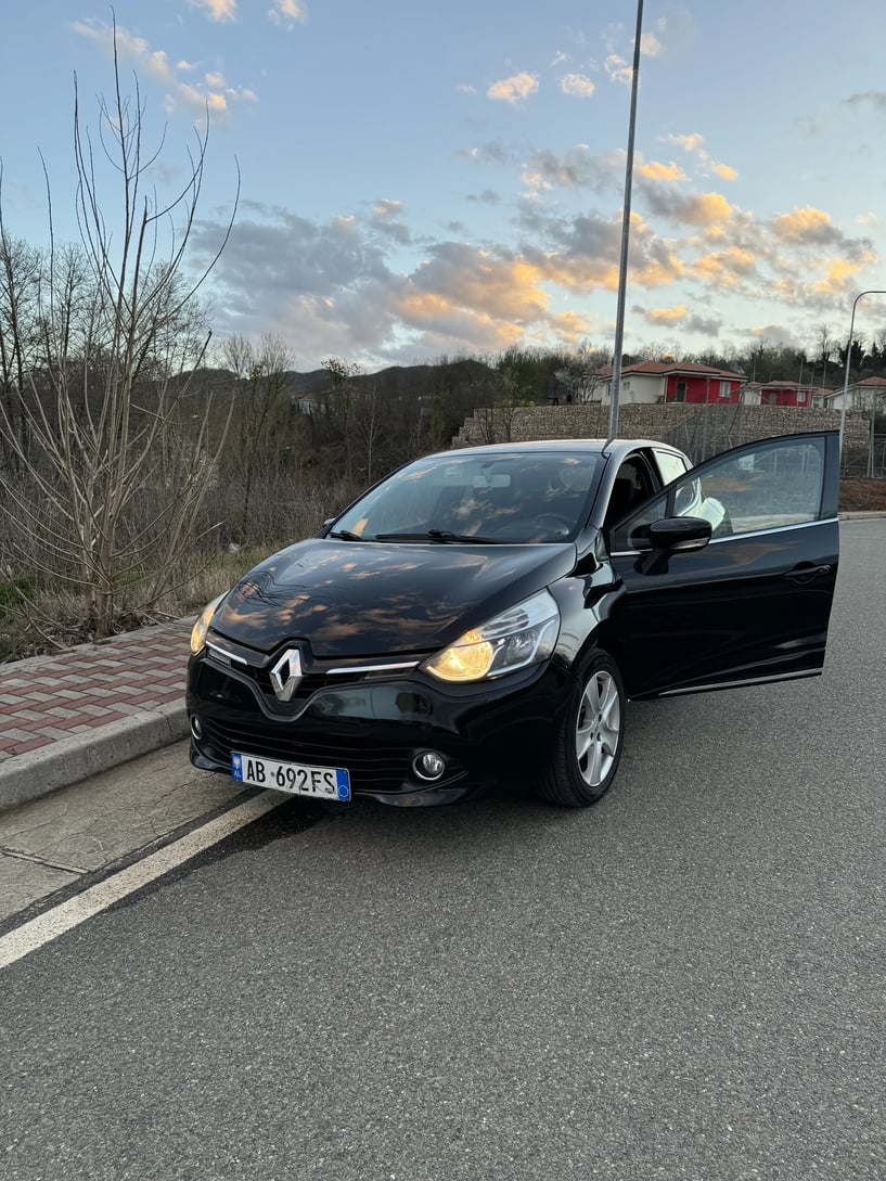 Noleggia un'auto a Sarandë