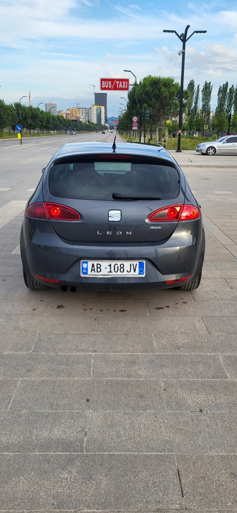 Noleggia un'auto a Tirana