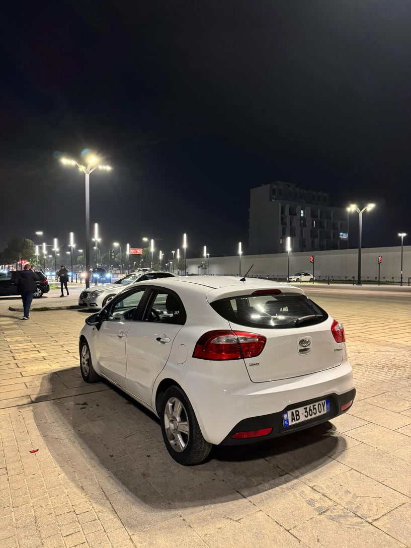 Noleggia un'auto a Tirana