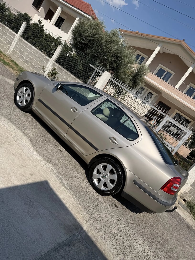 Noleggia un'auto a Tirana