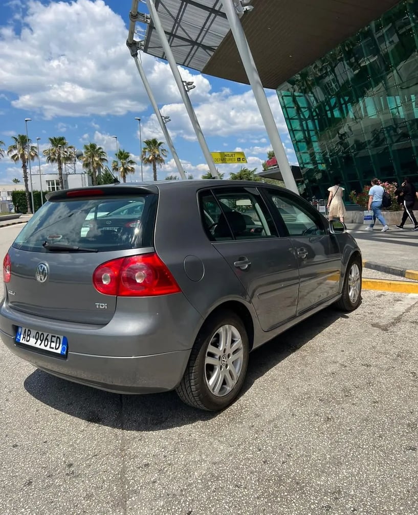 Alquila un coche en Tirana